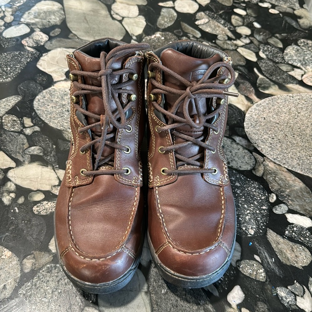 Men’s Irish Setter Soft Paw Chukka boots. Size 10.5 brown in color